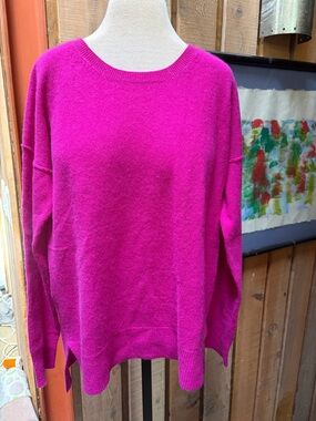 Gorgeous Fuchsia/ pink cashmere crewneck pullover sweater!